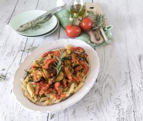 Französisches Ratatouille mit buntem Gemüse und Pasta