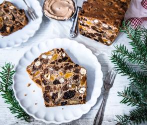 Früchte-Nuss-Brot mit Zimtbutter