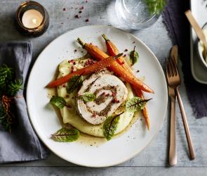 Gefüllter Weihnachtsbraten mit glasierten Karotten und feinem Kartoffelpüree
