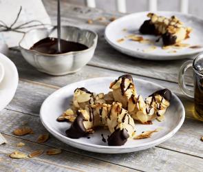 Mandelhörnchen mit Schokolade auf zwei Tellern.