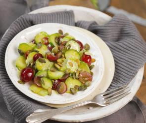 Rosenkohlsalat mit Weintrauben