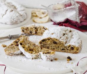 Stollen mit Puderzucker und Rosinen.