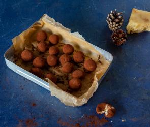 Marzipankartoffeln auf einem Backblech.