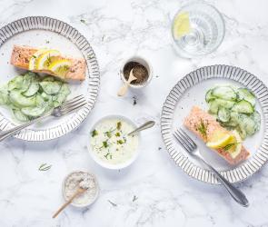 Sous-vide Lachs mit Gurkensalat und Kräuterremoulade
