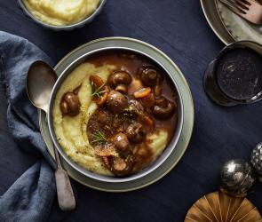 Veganes Pilz-Ragout auf cremigem Kartoffelpüree