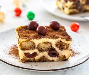 Tiramisu mit Schokokugeln auf einem Teller.