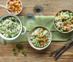 Erbsen-Risotto mit Knoblauch-Garnelen