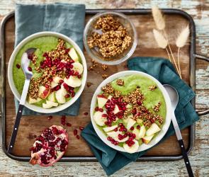 Grüne Smoothie-Bowl in zwei Schüsseln.