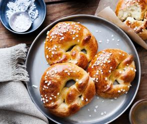 Hefebrezeln mit Hagelzucker