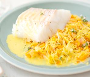 Kabeljau auf einem Gemüsebett.