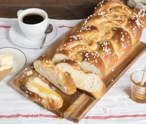 Klassischer Hefezopf mit Hagelzucker.