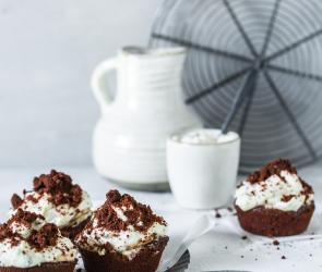 Drei Maulwurfmuffins auf einem Teller.