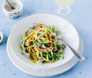 Gemüsenudeln auf Teller mit Pilzsauce