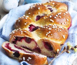 Fluffiger Hefezopf mit fruchtiger Kirschfüllung.