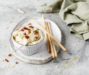 Honey-Mustard-Dip in einer kleinen Schale.