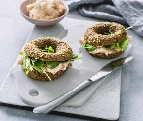 Low Carb Lachs-Frischkäse-Bagel auf einem Brett