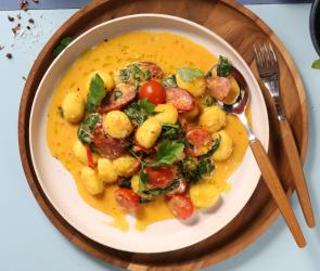 Fruchtig scharfe Sauce aus Tomaten, Chili und Sahne mit Gnocchi und Kabanossis.