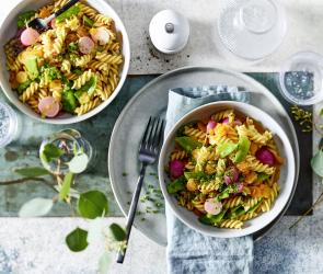 Pasta mit zartem Gemüse und Radieschen.