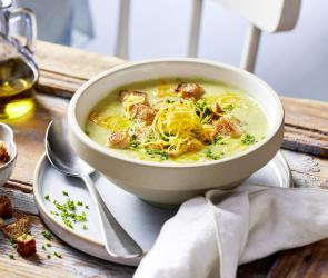 Rosenkohl-Käsesuppe mit Croûtons