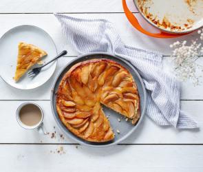 Apfeltorte mit gesalzenem Butterkaramell.