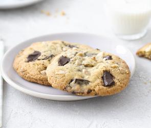 Cookies auf einem weißen kleinen Teller