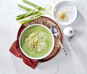 Bärlauchcremesuppe mit Zitronenbröseln