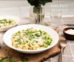 Grünes Risotto mit Erbsen und Minze.