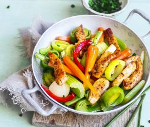 Gemüse mit gebratenen Hähnchenstreifen