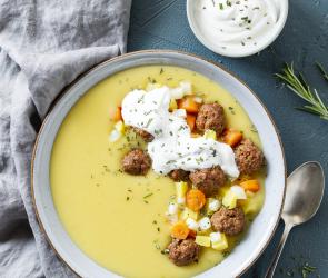 Kartoffel-Rosmarin-Suppe mit Hackbällchen