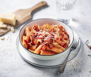 One-Pot-Pasta mit Chili, Speck und Tomatensugo.