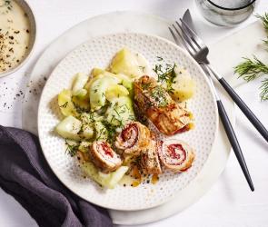 Leichtes Gericht mit Putenröllchen und Kartoffel-Gurken-Salat.