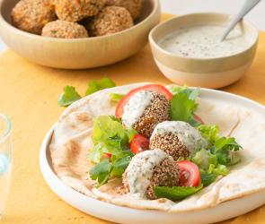 Feine Reisbällchen in Sesamsauce nach irakischer Art.