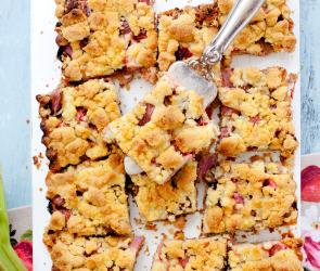 Rhabarberkuchen mit Streuseln