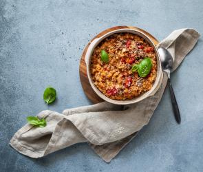 Risotto mit Bolognese und frischem Basilikum.