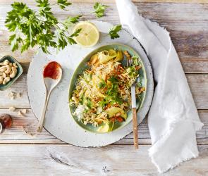 Asiatischer Krautsalat mit Mango und Reis