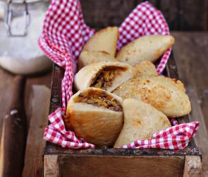 Bunte Mini-Calzone mit Lammhackfleisch