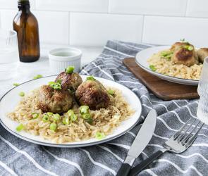 Würzige Schweinehackbällchen auf Jasminreis.