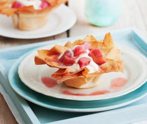 Kleine Rhabarbertörtchen mit Vanillecreme