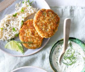 Lachsfrikadellen mit Reis und Kräuterremoulade