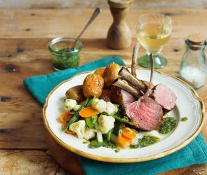 Lammkarree auf Frühlingsgemüse