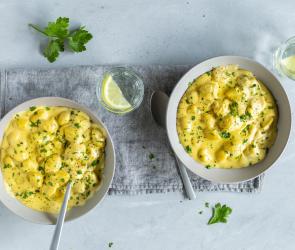 Teller mit Gnocchi in Käsesauce