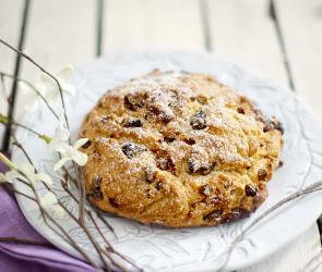 Feines Osterbrot mit getrockneten Aprikosen und Mandelstücken.