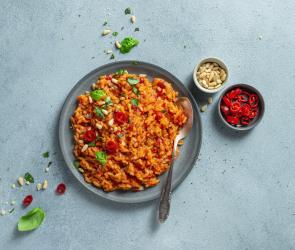 Risotto Arrabiatta mit Pininenkernen und Basilikum.