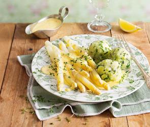 Spragel und Knödel angerichtet auf einem Teller