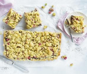 Streuselkuchen vom Blech mit Mohn und Rhabarber