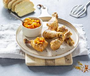 Gegrillte Hähnchenkeulen mit Paprikachutney und Ciabatta