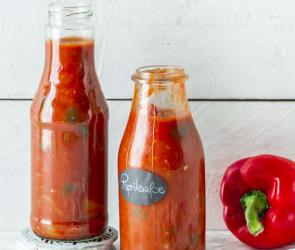 Flaschen auf dem Tisch mit Paprikasauce.