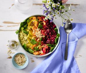 Frische Salatbowl mit Couscous und Mango.