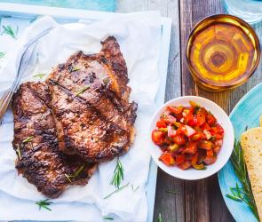 Zarte Sous-vide Rinderhüftsteaks vom Grill mit Salsa.