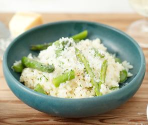 Cremiges Risotto mit grünem Spargel.